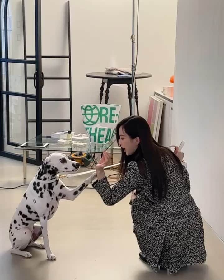 ソン・ナウンのインスタグラム：「🤫」
