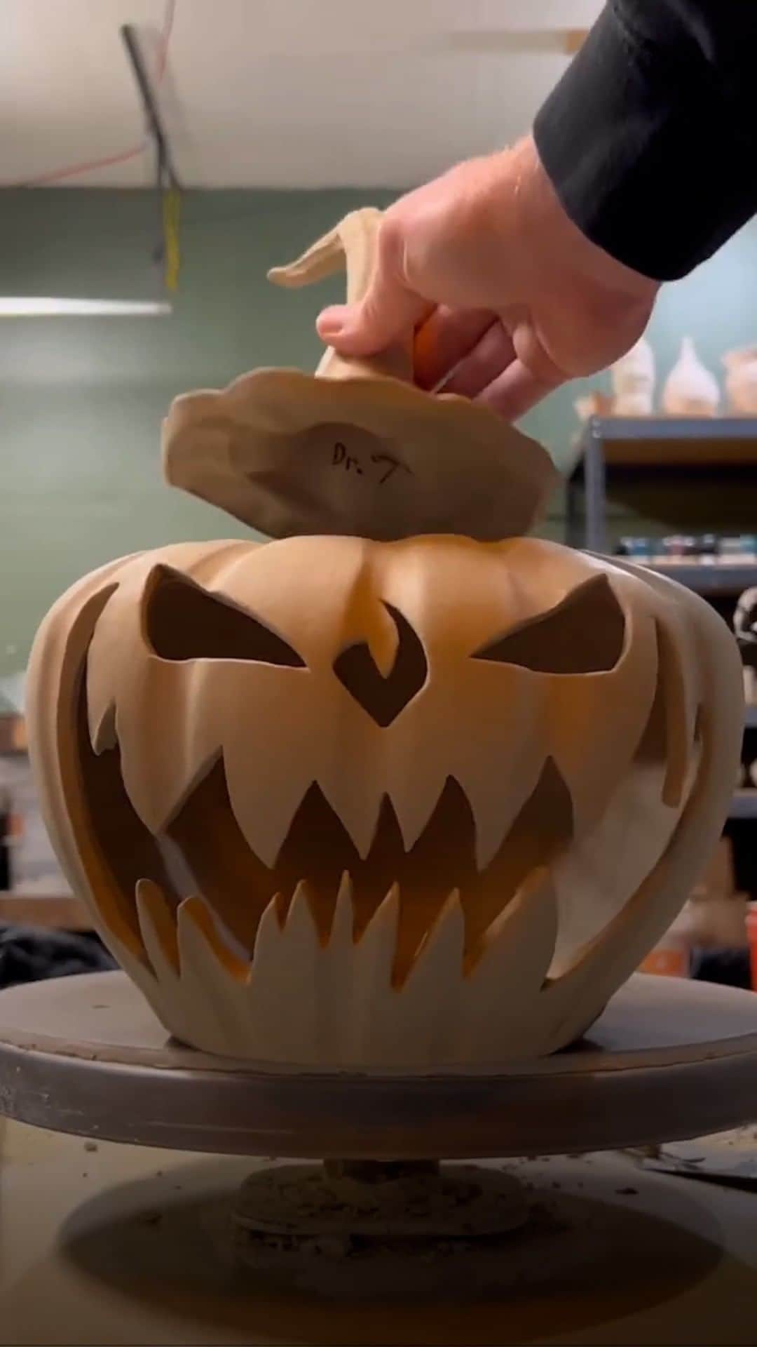 BuzzFeedのインスタグラム：「@dr.t_pottery shows off his pottery skills and even makes one perfect for spoopy szn 🎃」