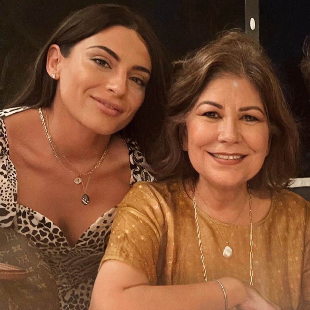 Ana Brenda Contrerasのインスタグラム：「Happy birthday Mama ❤️ @blanquitaperezg conforme pasan los años te valoro cada dia más, la educación y la empatía que nos diste . Eres la mama mas buena onda , amiga de mis amigos,  la tia mas cariñosa y alivianada y la mujer mas comprometida con su comunidad . Gracias por existir. Que la vida nos de salud para disfrutarte muchísimos anos! Feliz vuelta al sol ! Soy quien soy gracias a ti te amo mama blanche💫」