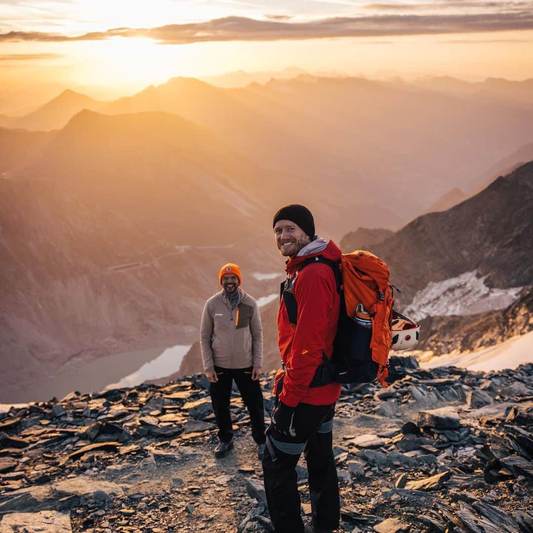のインスタグラム：「Series on pictures from our trip to Austria!! Quite humbling to feel the force of nature! The silent power of a mountain! Grateful to be able to experience life like that 🙏🙏🙏」