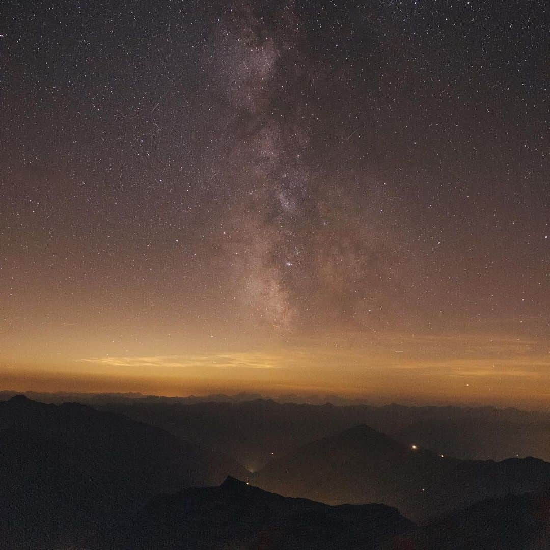 アンドレ・シュールレさんのインスタグラム写真 - (アンドレ・シュールレInstagram)「Series on pictures from our trip to Austria!! Quite humbling to feel the force of nature! The silent power of a mountain! Grateful to be able to experience life like that 🙏🙏🙏」9月15日 2時14分 - andreschuerrle