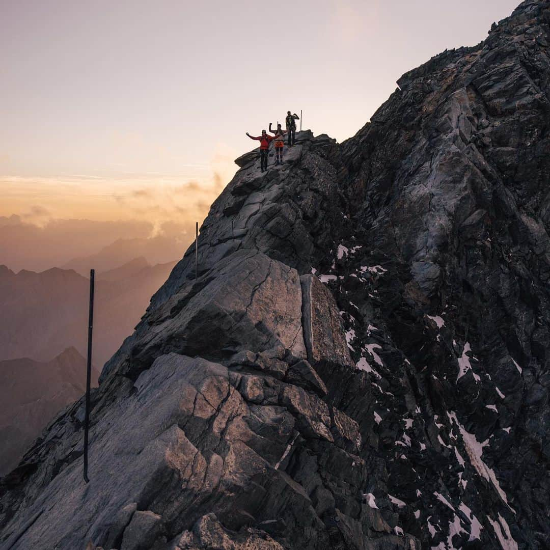 アンドレ・シュールレさんのインスタグラム写真 - (アンドレ・シュールレInstagram)「Series on pictures from our trip to Austria!! Quite humbling to feel the force of nature! The silent power of a mountain! Grateful to be able to experience life like that 🙏🙏🙏」9月15日 2時14分 - andreschuerrle