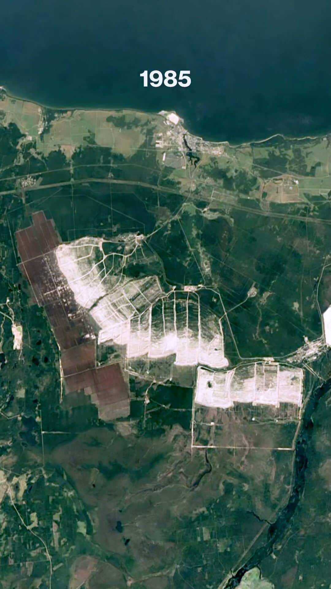 Daily Overviewのインスタグラム：「The Narva open-pit oil shale mine, in northeastern Estonia, is one of the world’s largest producers of shale oil. This Timelapse video illustrates the mine’s use of area stripping, a method that removes earth in long strips and uses overburden to fill the excavation produced by the previous strip. Estonia is second only to China in shale oil production and it is the only country in the world to use shale oil as its primary energy source.  Created by @dailyoverview Source imagery: Google Timelapse」