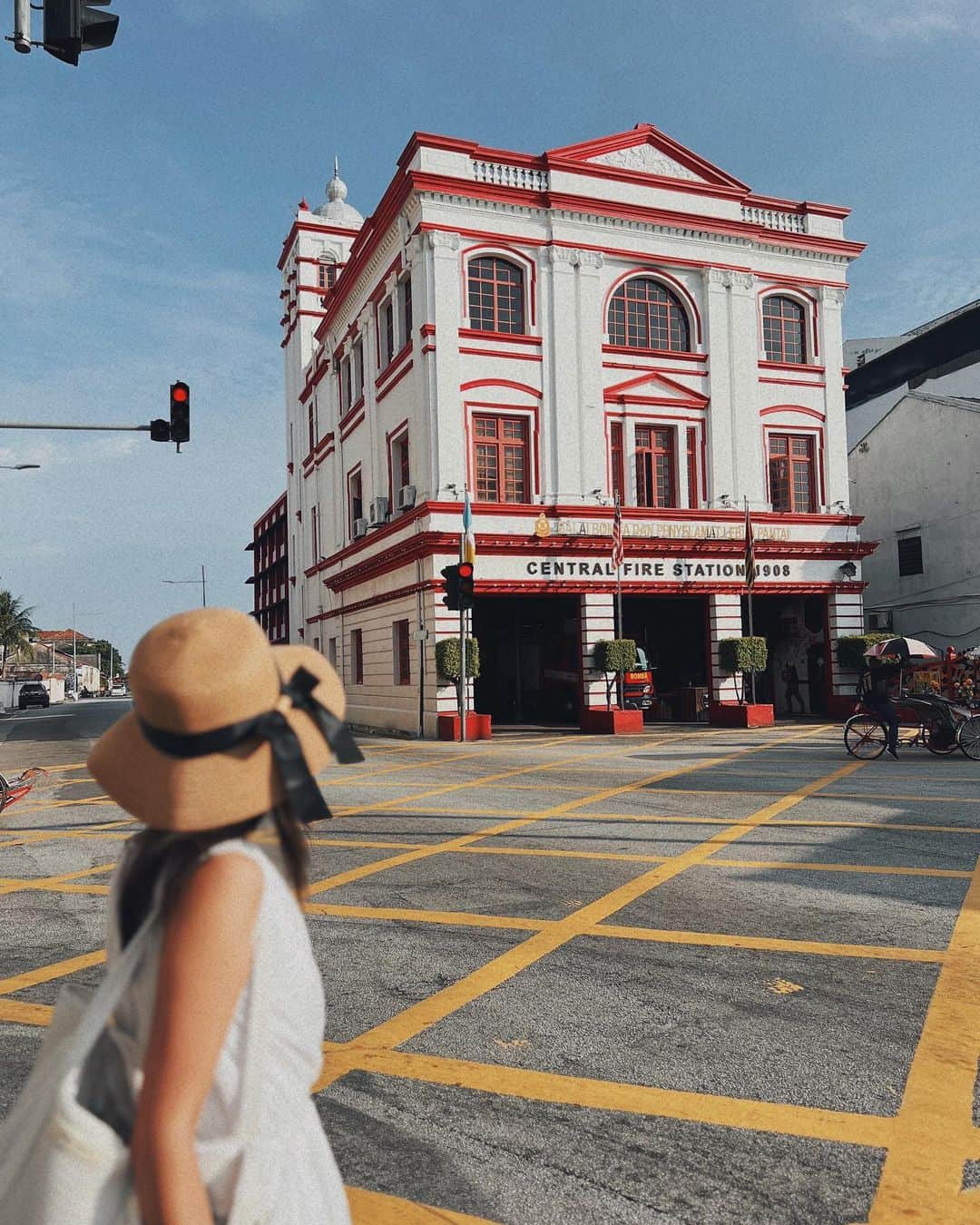 Remiさんのインスタグラム写真 - (RemiInstagram)「Penang island, Malaysia🇲🇾 クルーズの寄港地、マレーシアのペナン島へ。  世界遺産の街、ジョージタウンを散策♪ 素敵な壁画やカラフルな西洋建物が並ぶアートな街🎨  身軽に観光ができるのもクルーズ旅ならでは🛳  港で船とも記念写真📷 大きさ伝わるかな🤗  ------------ 📍#PenangIsland #malaysia  ⚓️ Royal Carribian @royalcaribbeanjapan  ✈️ Spectrum of the Seas 🗓 2023.9.12-16  #クルーズ旅 #海外クルーズ #ロイヤルカリビアン #スペクトラムオブザシーズ #ペナン島 #マレーシア #ジョージタウン #シンガポール発着クルーズ #子連れクルーズ #子連れ旅行 #RoyalCarribian #spectrumoftheseas #penang  #cruise #cruiselife #familycruise #remi_world2023」9月15日 2時21分 - remi_912