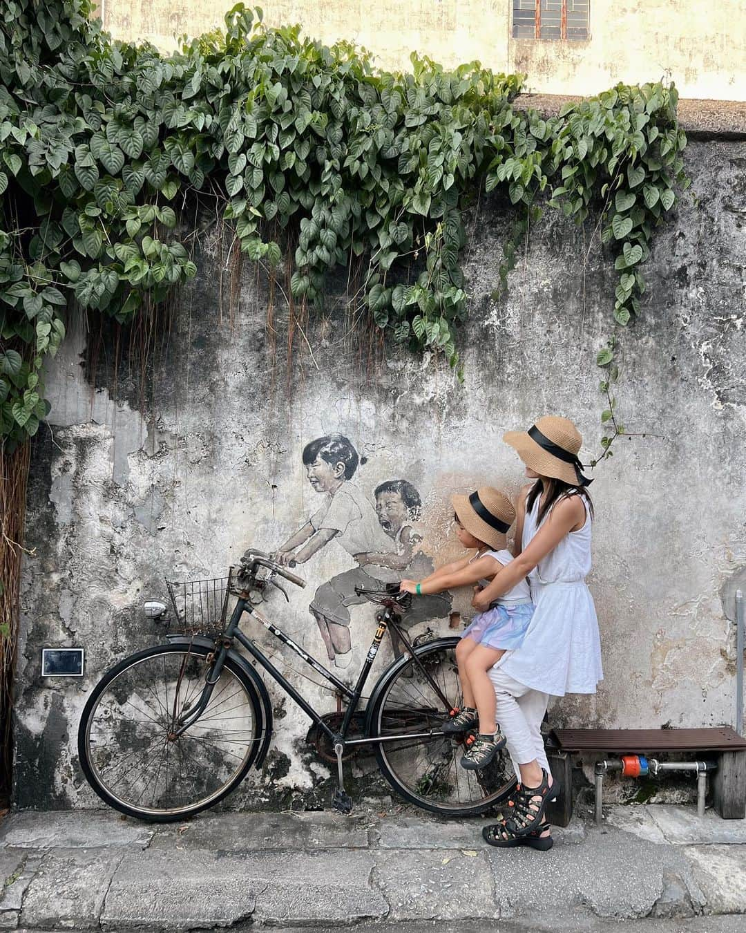 Remiのインスタグラム：「Penang island, Malaysia🇲🇾 クルーズの寄港地、マレーシアのペナン島へ。  世界遺産の街、ジョージタウンを散策♪ 素敵な壁画やカラフルな西洋建物が並ぶアートな街🎨  身軽に観光ができるのもクルーズ旅ならでは🛳  港で船とも記念写真📷 大きさ伝わるかな🤗  ------------ 📍#PenangIsland #malaysia  ⚓️ Royal Carribian @royalcaribbeanjapan  ✈️ Spectrum of the Seas 🗓 2023.9.12-16  #クルーズ旅 #海外クルーズ #ロイヤルカリビアン #スペクトラムオブザシーズ #ペナン島 #マレーシア #ジョージタウン #シンガポール発着クルーズ #子連れクルーズ #子連れ旅行 #RoyalCarribian #spectrumoftheseas #penang  #cruise #cruiselife #familycruise #remi_world2023」