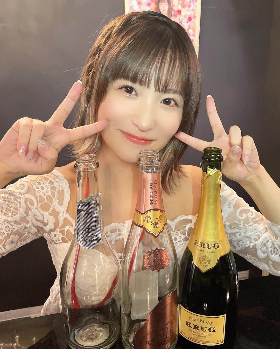 栄川乃亜のインスタグラム：「♡♡♡  SODLANDゲリラ出勤 ありがとうございました🍾💫  2日前から匂わせ告知というゲリラにも 関わらず来てくれて心から感謝。 改めて私はみんなに助けられてるんだなぁって 感じました…！  頂いたお酒全部は撮りきれなかったけど たくさんお恵みありがとう🥹幸せ🥹  また乾杯しようね！！！  #ゲリライベント #イベント #SODLAND #お酒 #シャンパン #開封動画」