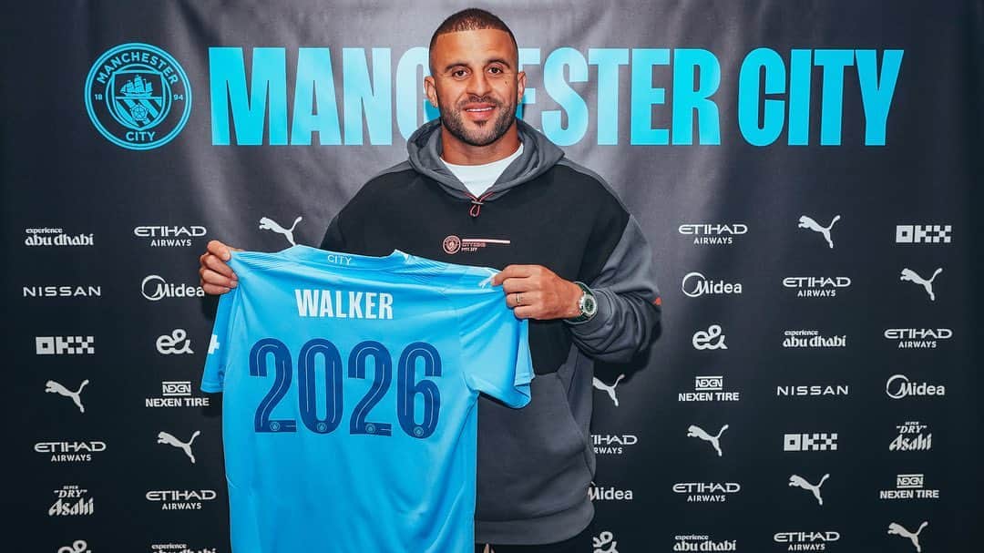 のインスタグラム：「Delighted to sign a contract extension at @mancity Iv enjoyed every moment of the last 6 years and I look forward to see what the future holds here 💙」