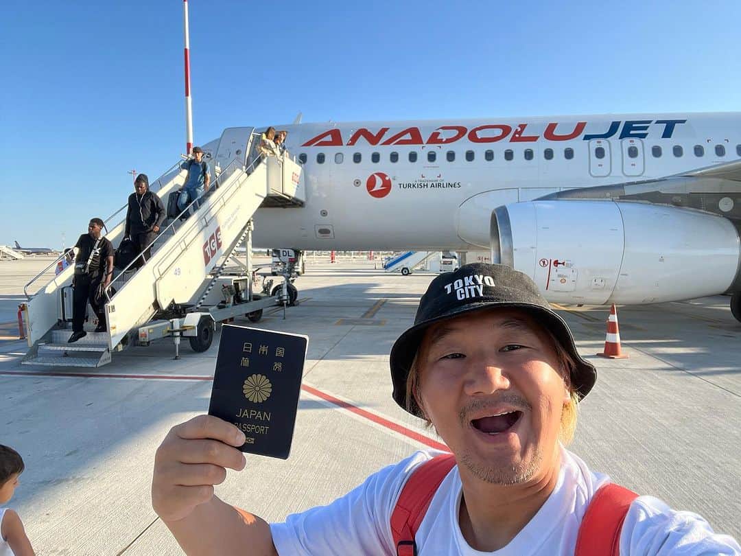 植田朝日のインスタグラム：「🇩🇪→🇫🇷→🇧🇪→？？  ドイツ、フランス、ベルギーの次はどこでしょう？？  そのままベルギーに残るプランやラグビーワールドカップを見に戻るプラン。 ロンドンにミルウォールvsリーズのフーリガンダービー、アテネダービー、ミラノデルビー。 さらにはオーストリアのグラーツとザルツブルクの首位攻防などなど悩みましたが・・・  まさかの場所にやって来ました？？  わかる人いないよね！？苦笑  全くサッカー関係ね〜？？  ヒントを置いておきましょう。  #サッカー旅 #朝日旅 #FooTravelleR」