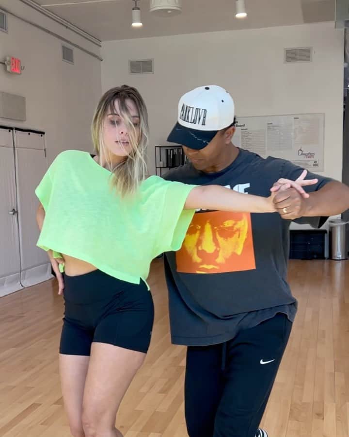 Leleponsのインスタグラム：「Every time @guaynaa comes to see me practice for “Dancing With The Stars.”😂😂😂」