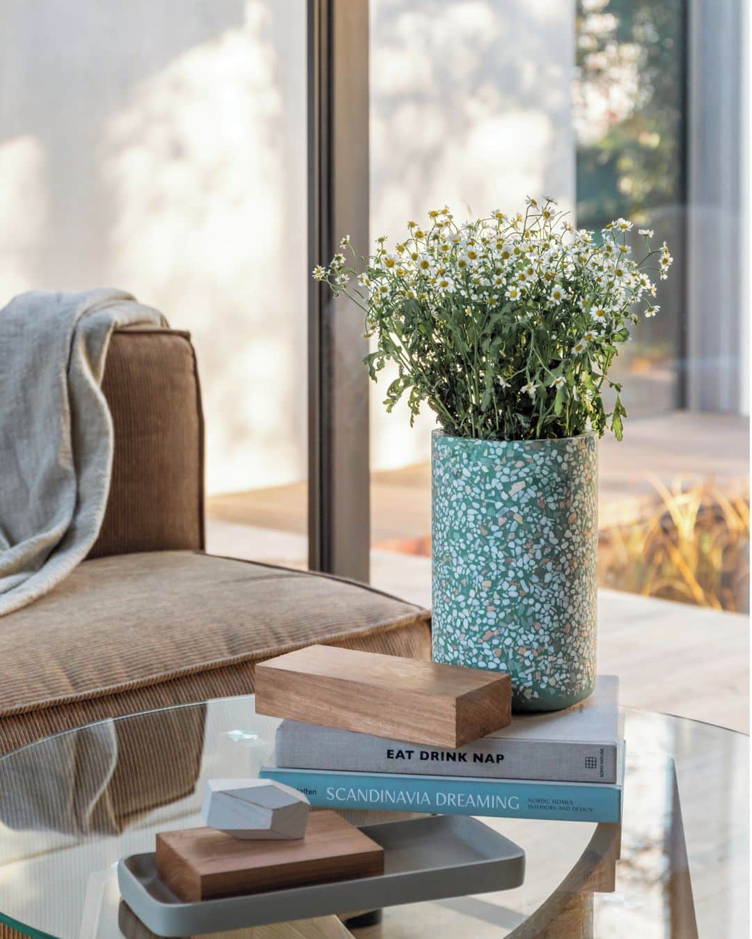 ZUIVERさんのインスタグラム写真 - (ZUIVERInstagram)「A Fajen vase for every corner 🌼Tap to get yours.」9月15日 2時39分 - zuiver_