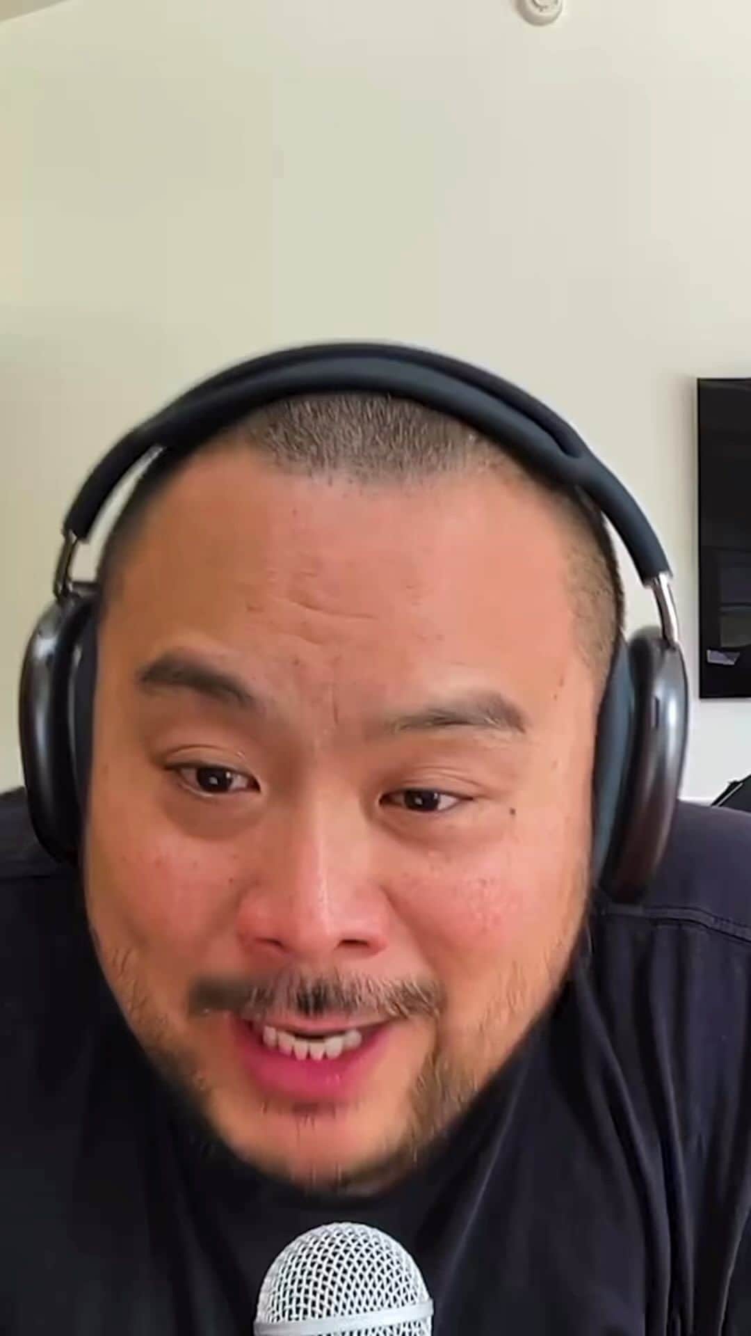 デイビット・チャンのインスタグラム：「Dave has a plan for ending cold calls once and for all… but it’s going to take all of us doing our part. 📞  🎧 Tune in to today’s episode of the Dave Chang Show on @spotifypodcasts」