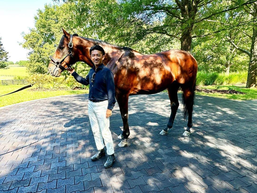 福永祐一さんのインスタグラム写真 - (福永祐一Instagram)「セリの合間にスタリオンを回って種牡馬見学。カフェファラオに乗ってたって言ったら一緒に写真撮らせてもらえました😆 そして、アメリカ最強馬フライトライン。来年から産駒が生まれるので、馬体の特徴をしっかりと目に焼きつけてきました。 今日はようやくお目当ての馬が登場。しっかりと落とせますように…  #福永祐一#キーンランドセプテンバーセール #アメリカンファラオ#フライトライン」9月15日 2時44分 - yuichi.fukunaga_official