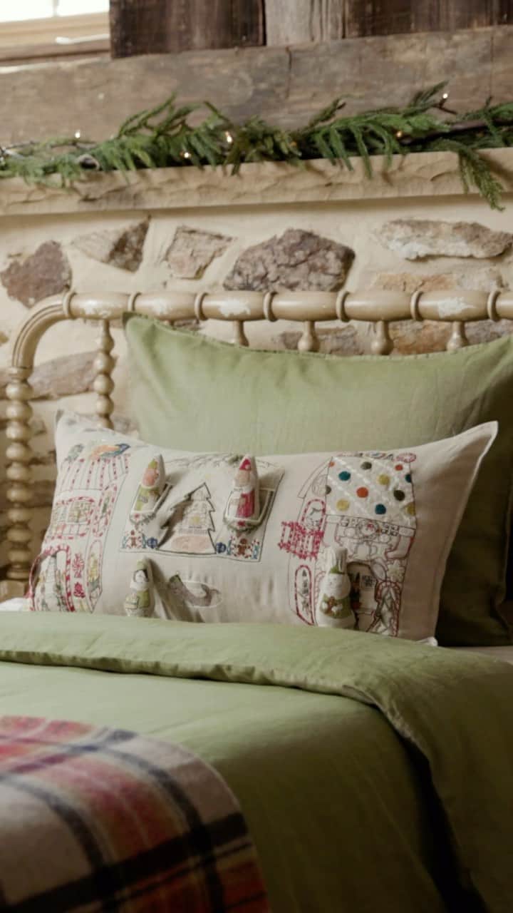 コーラル アンド タスクのインスタグラム：「Our new Holiday Collection is here! 🔔✨ Bring brightness and beauty to your home this holiday season. Our new collection has something for everyone and all the ways you celebrate. Each of our embroidered linens, pillows, cards and decorations will bring fun to the festivities and joy for years to come. #coralandtusk #christmas」