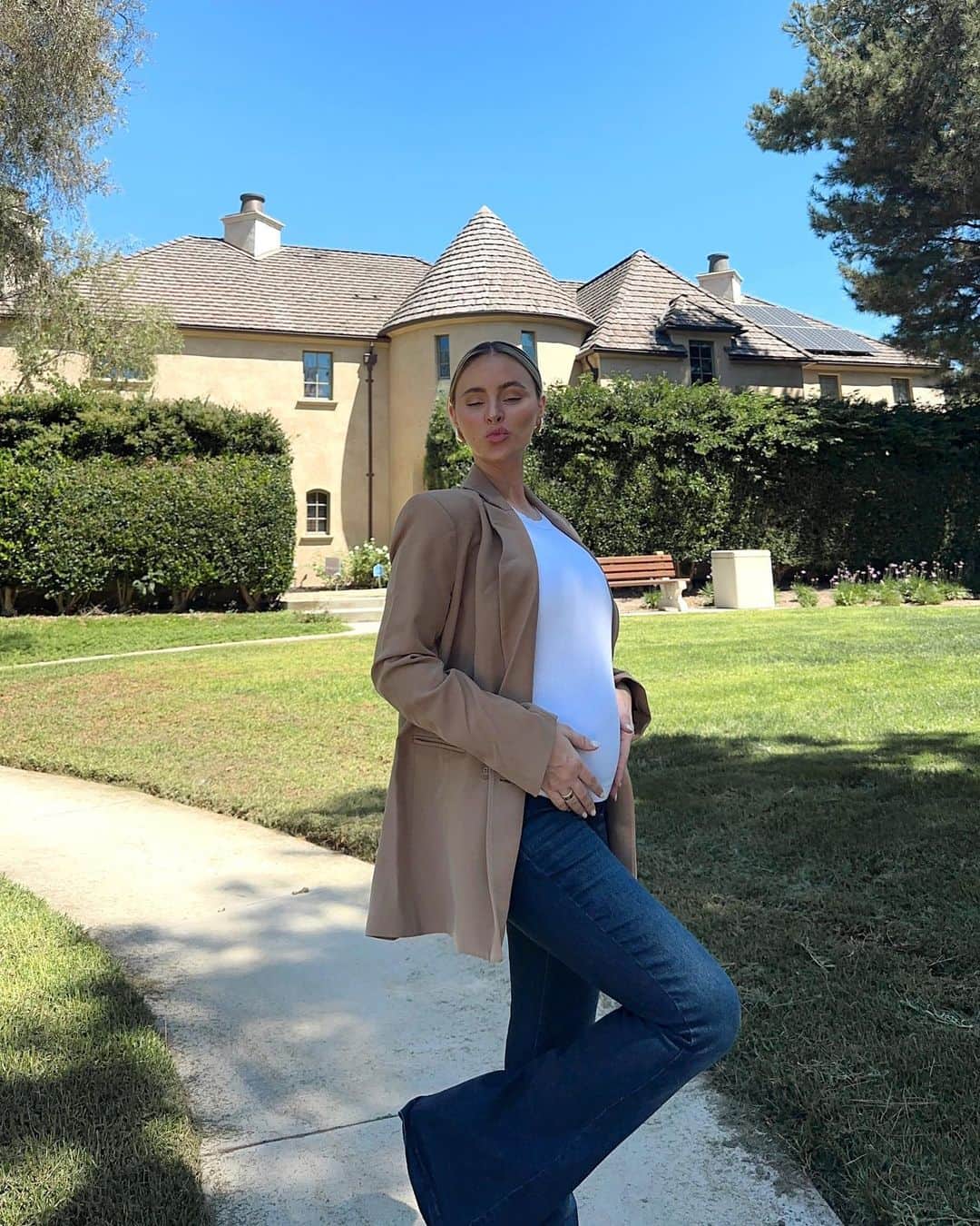 アマンダ・スタントンさんのインスタグラム写真 - (アマンダ・スタントンInstagram)「Not sure why I waited until now to get maternity jeans.. these are insanely comfortable 🤰🏼 And they’re under $20?! Everything I’m wearing is from my most recent @walmartfashion order! Stocked up on fall basics and activewear. You can shop this look and everything else I ordered on my LTK and stories! #sponsored #WalmartFashion @walmart   https://liketk.it/4iESE」9月15日 2時48分 - amanda_stantonn