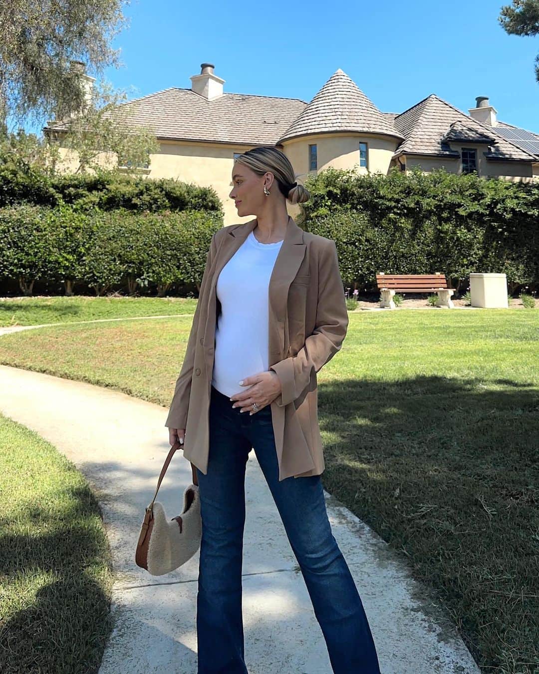 のインスタグラム：「Not sure why I waited until now to get maternity jeans.. these are insanely comfortable 🤰🏼 And they’re under $20?! Everything I’m wearing is from my most recent @walmartfashion order! Stocked up on fall basics and activewear. You can shop this look and everything else I ordered on my LTK and stories! #sponsored #WalmartFashion @walmart   https://liketk.it/4iESE」
