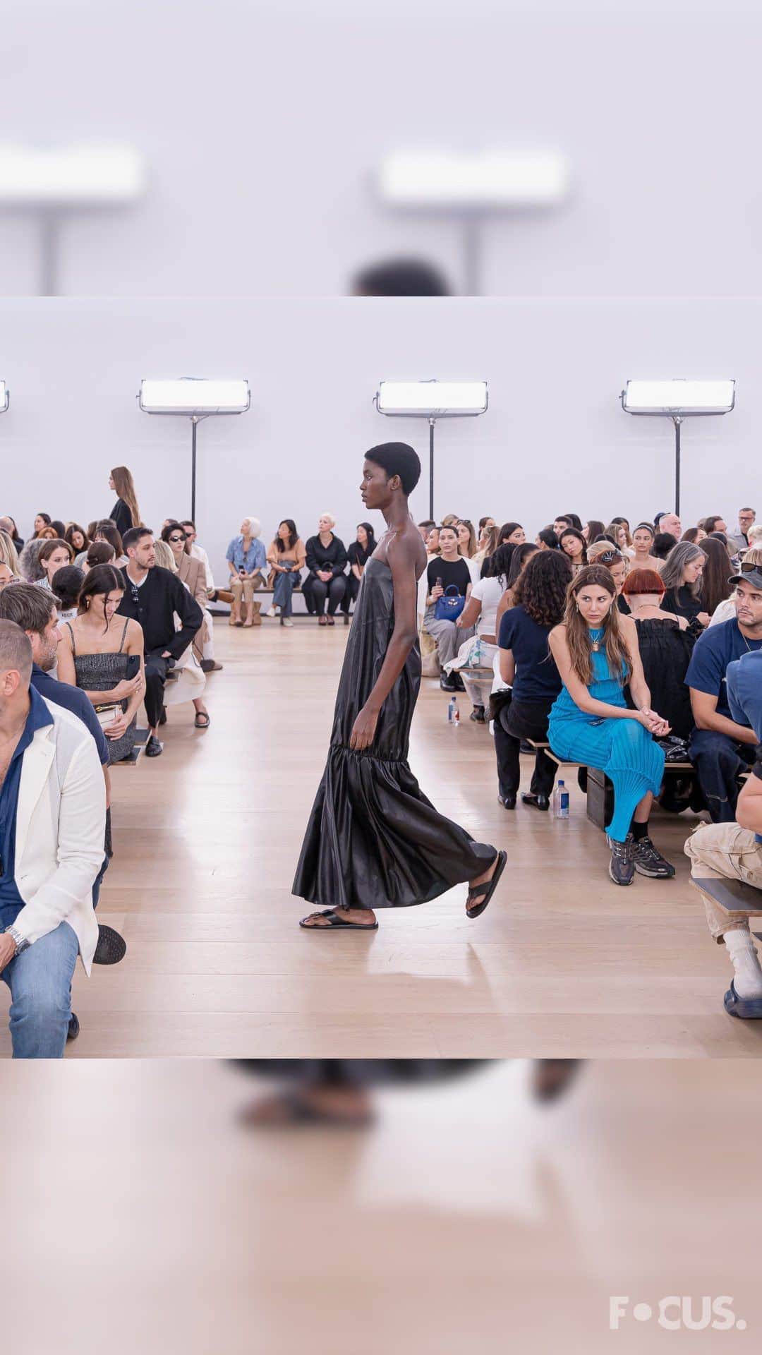 NYFW（ニューヨークファッションウィーク）のインスタグラム：「@proenzaschouler #proenzaschouler @NYFW S/S 24​ Produced by @imgfocus #imgfocus ​ Styling #camillanickerson  Casting @ashleybrokaw  Hair @guidopalau  Hair Sponsor @bumbleandbumble  Makeup @diane.kendal  Makeup Sponsor @merit  Nails @jinsoonchoi for @jinsoon  Music @weyesblood  Lighting Design @nytelyte  Lighting @4wall  Audio @adiworldwide  Venue @phillipsauction」