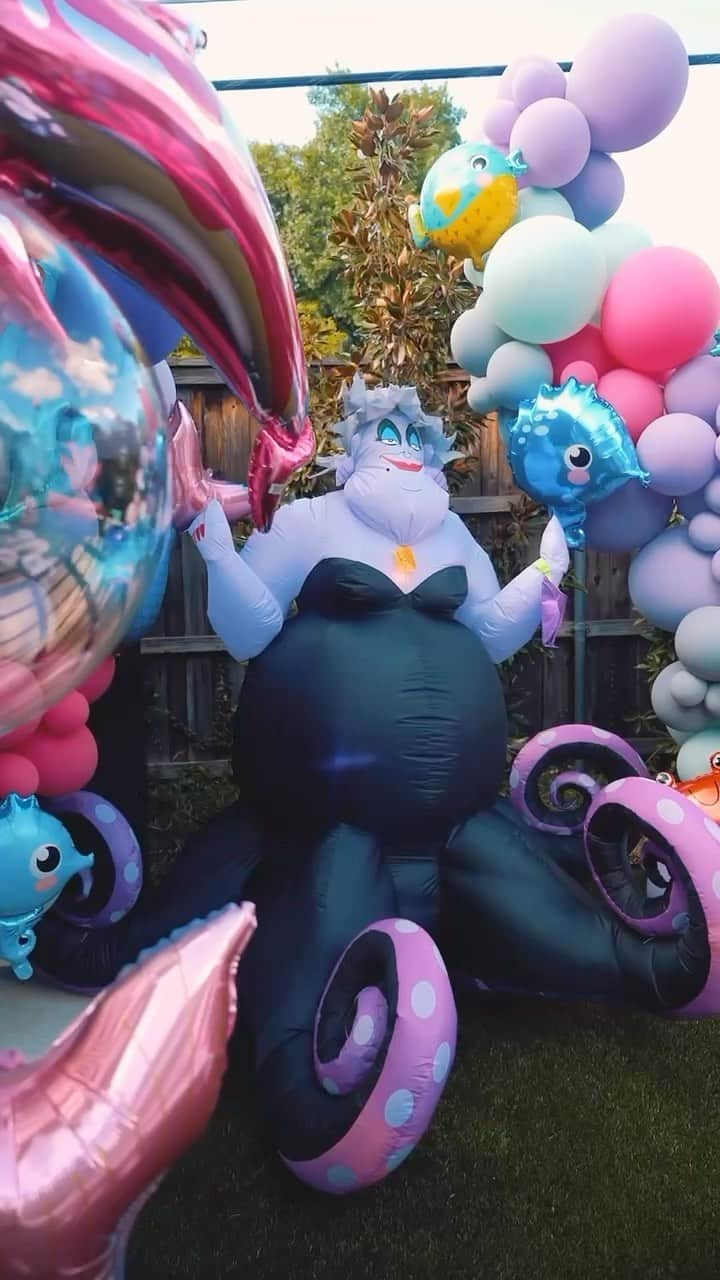 Paige Hathawayのインスタグラム：「🫶🏼 …..to our mermaid loving girl! This theme was so much fun. A colorful Under the Sea Vibe with Ursula and Ariel herself. Thank you to all our family and friends who came out to celebrate our special girl. We love you so much Presley! Still can’t believe you’re now 4 years old. 🧜‍♀️   TAGGED all party details!   What birthday theme have you done that’s been you’re favorite? So far we’ve done:  1st birthday - Lion King 2nd birthday - Dinosaurs  3rd birthday - Pink and Purple  4th birthday - Under the Sea」