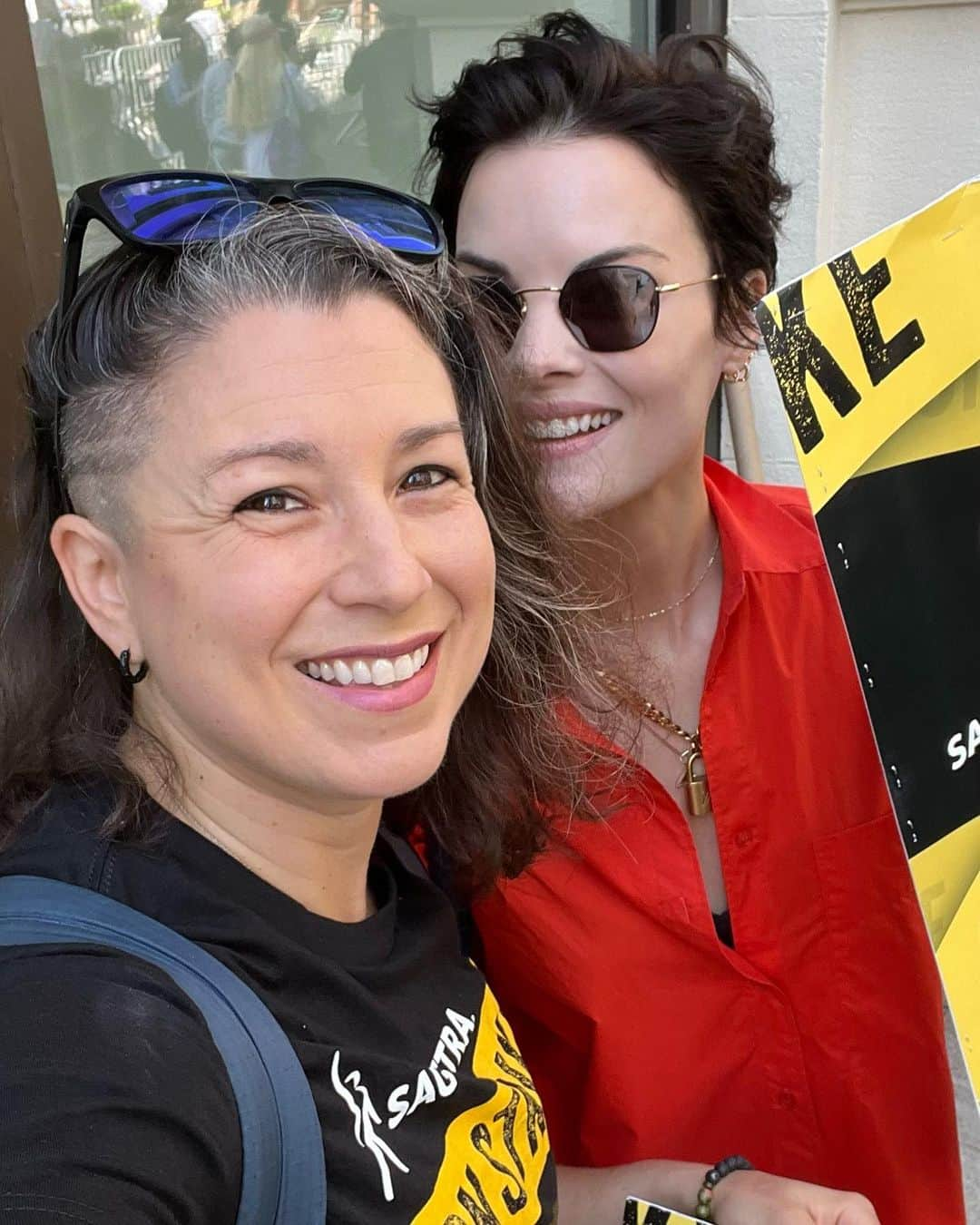 ジェイミー・アレクサンダーのインスタグラム：「Reunited with the badass @stuntgirlheidi on the picket line in support of #stunts #sagaftra and #wga 🪧」