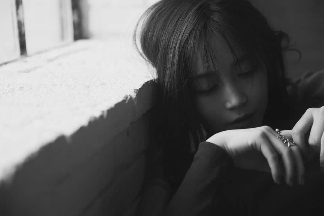 鷲尾伶菜のインスタグラム：「ねぇ、君は 愛しすぎた事が 好きになりすぎた事が 一度でもあるのでしょうか。  ーーーーーーーー銀色ーーー  銀色 先行配信スタートしました。  久しぶりに、大好きな小竹正人さんの詩に声をのせる事ができて幸せです。  沢山の方に寄り添える詩になりますよう、願いを込めて。」