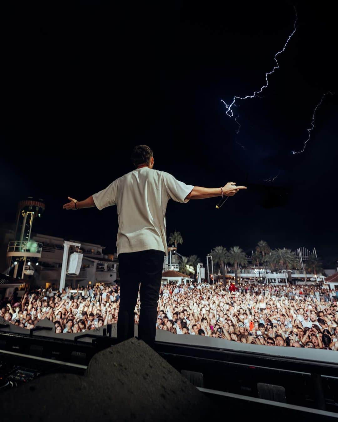 Dimitri Vegas & Like Mikeさんのインスタグラム写真 - (Dimitri Vegas & Like MikeInstagram)「WOW - what a night 🤯 even the storm couldn’t stop us ⚡️」9月15日 3時07分 - dimitrivegasandlikemike