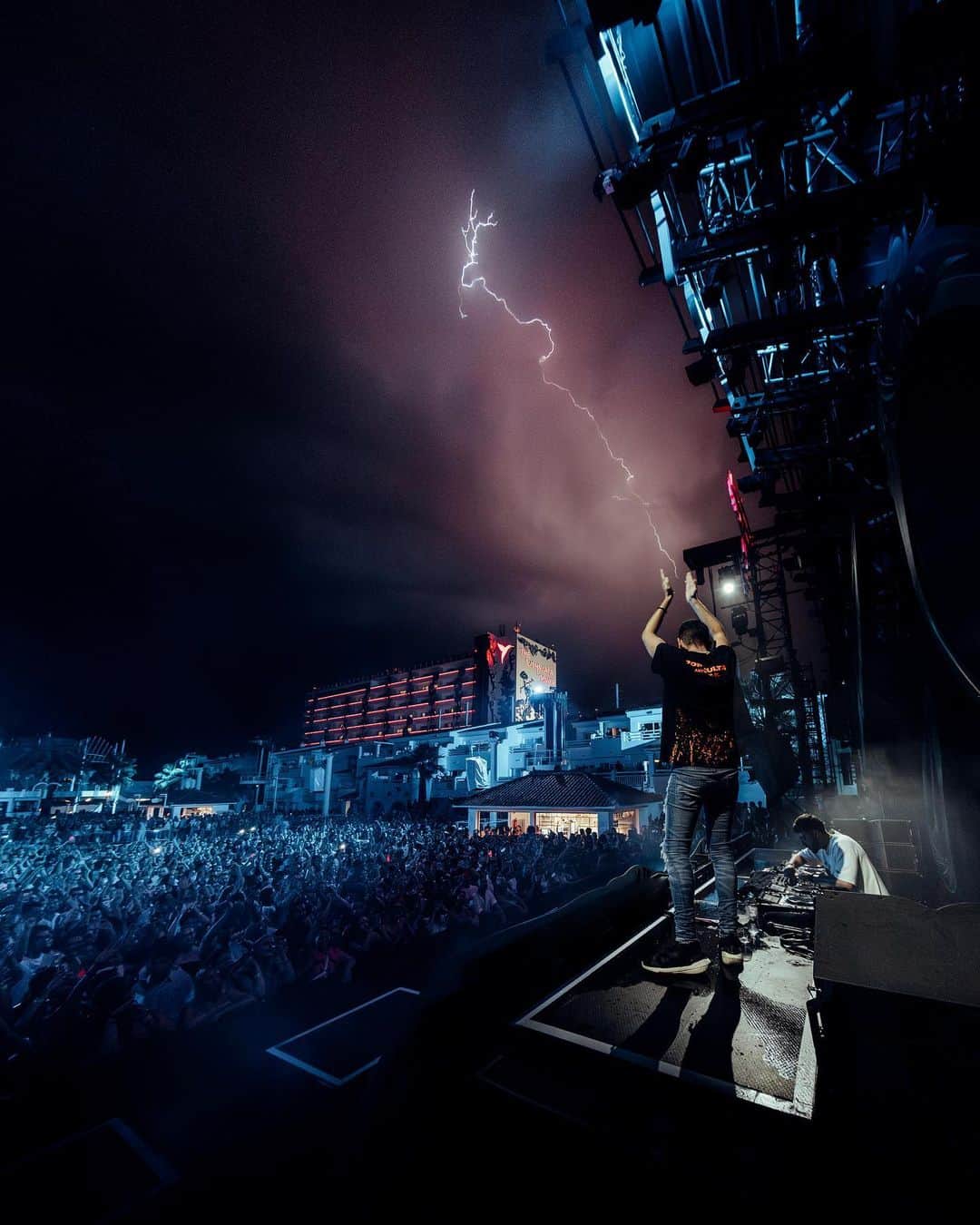 Dimitri Vegas & Like Mikeのインスタグラム：「WOW - what a night 🤯 even the storm couldn’t stop us ⚡️」