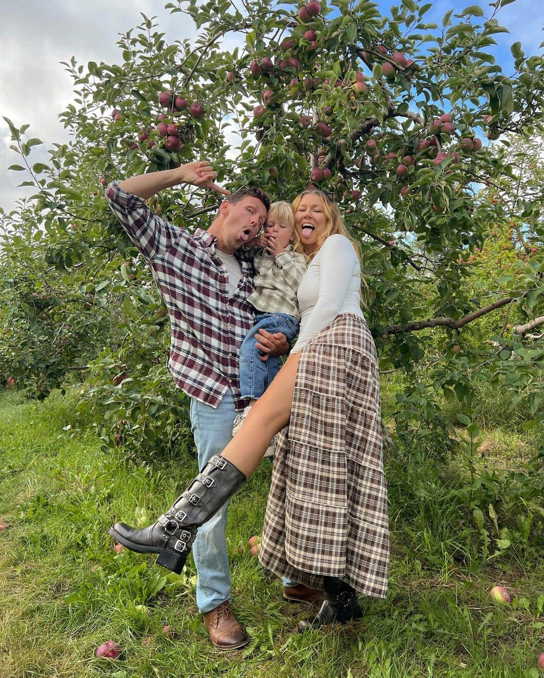 Alex Centomoさんのインスタグラム写真 - (Alex CentomoInstagram)「Apple picking round 1 🍎🥧🧺🍂」9月15日 3時08分 - alexcentomo