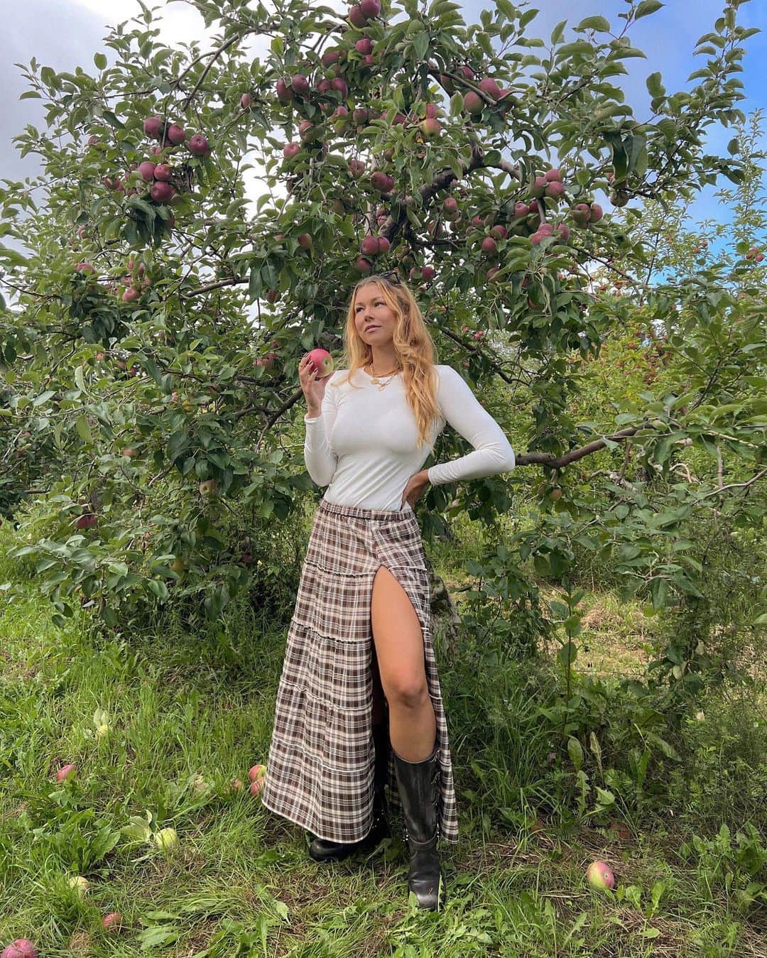 Alex Centomoのインスタグラム：「Apple picking round 1 🍎🥧🧺🍂」