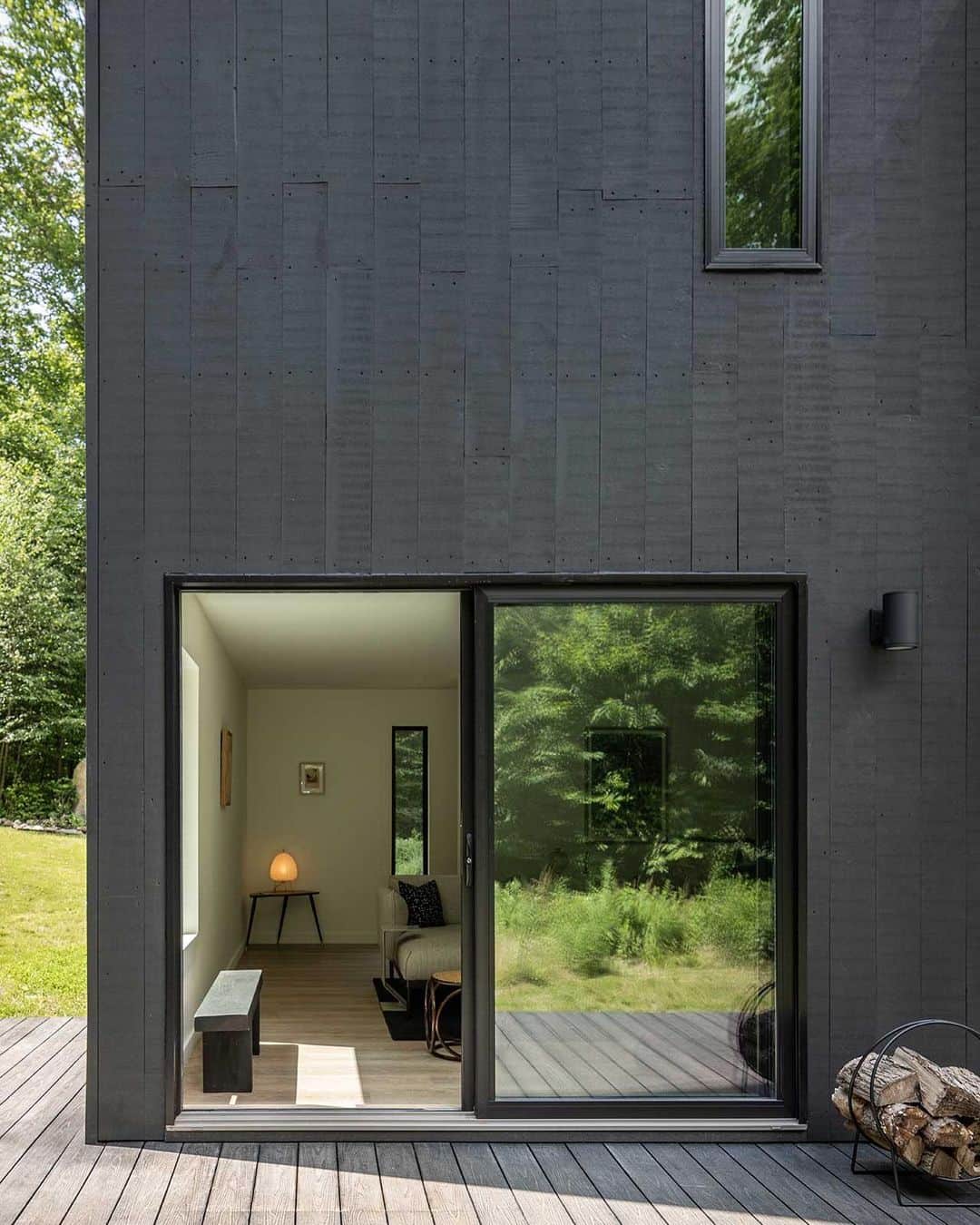 Design Milkのインスタグラム：「Tucked away in the serene Western Catskill Mountains of New York, the Fremont House is the epitome of sustainable design! 🌲♻️  Designed by architect @marcthorpedesign, this completely off-grid cabin harmoniously marries technology + eco-conscious living. ☀️ With its 100% solar power setup, it's not just a home; it's a shining example of self-reliance + environmental responsibility for a better future.  Explore it more at the link in bio. 🔗  📸 Photography by @petrinistudio.」