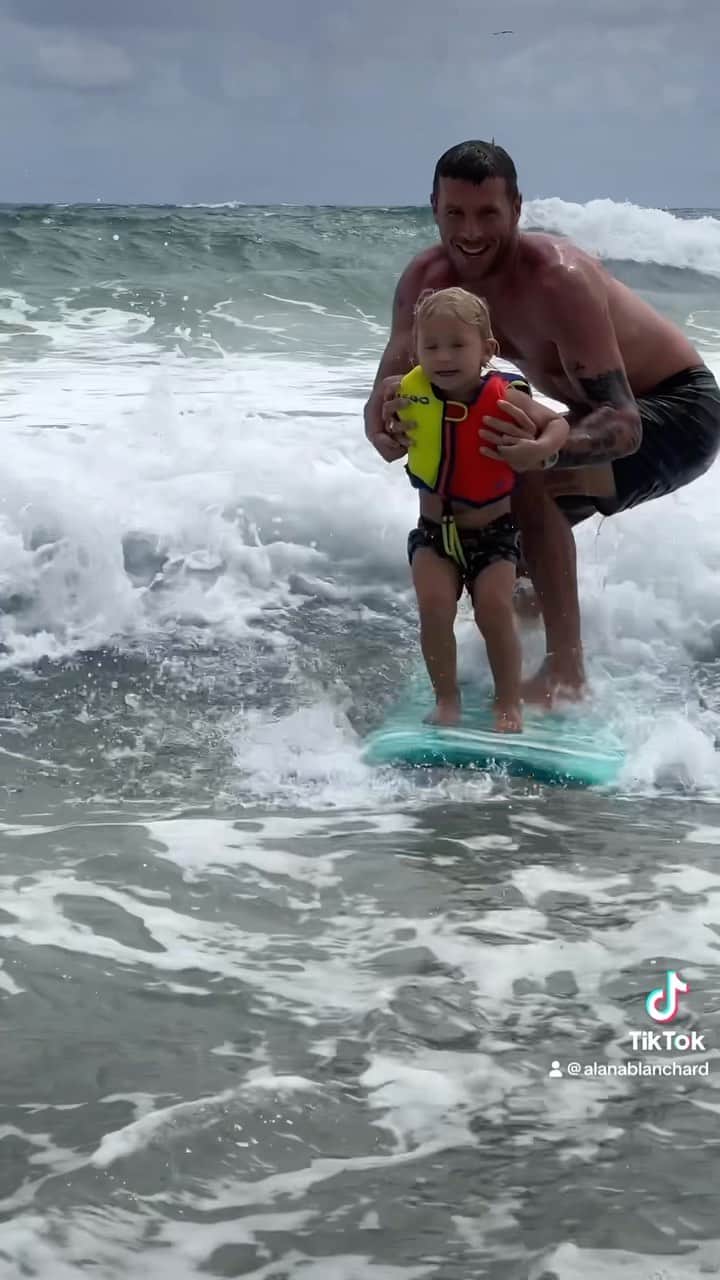 アラナ・ブランチャードのインスタグラム：「My lil surfer dude wanted to keep surfing past his nap time🤣 @jackfreestone」
