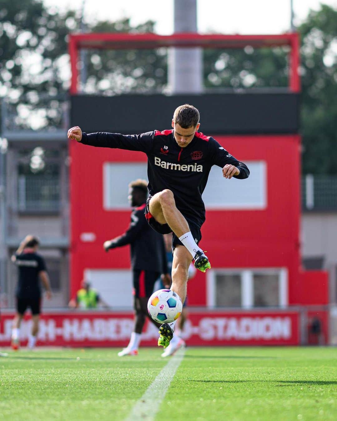 バイエル・レバークーゼンのインスタグラム：「#InternationalWerkself is back in black and red – Ready for #FCBB04! 🔥💪  #Bayer04 #Werkself」