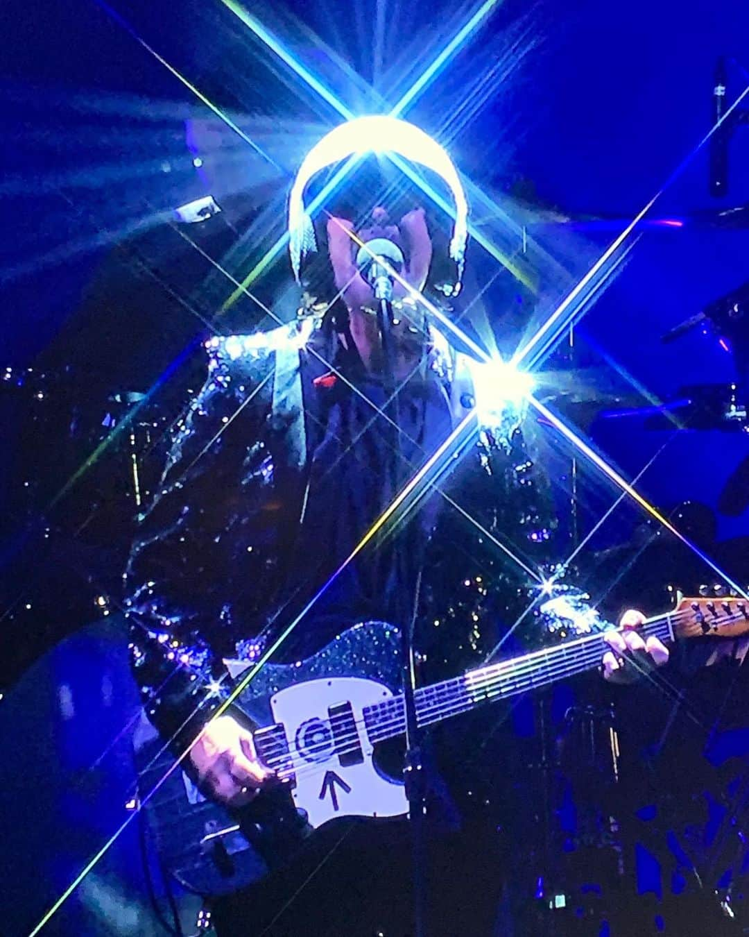 パール・ジャムさんのインスタグラム写真 - (パール・ジャムInstagram)「Eddie channeling his inner Mirror Ball last night. 🪩  See you tomorrow for round 2, Fort Worth!」9月15日 3時15分 - pearljam