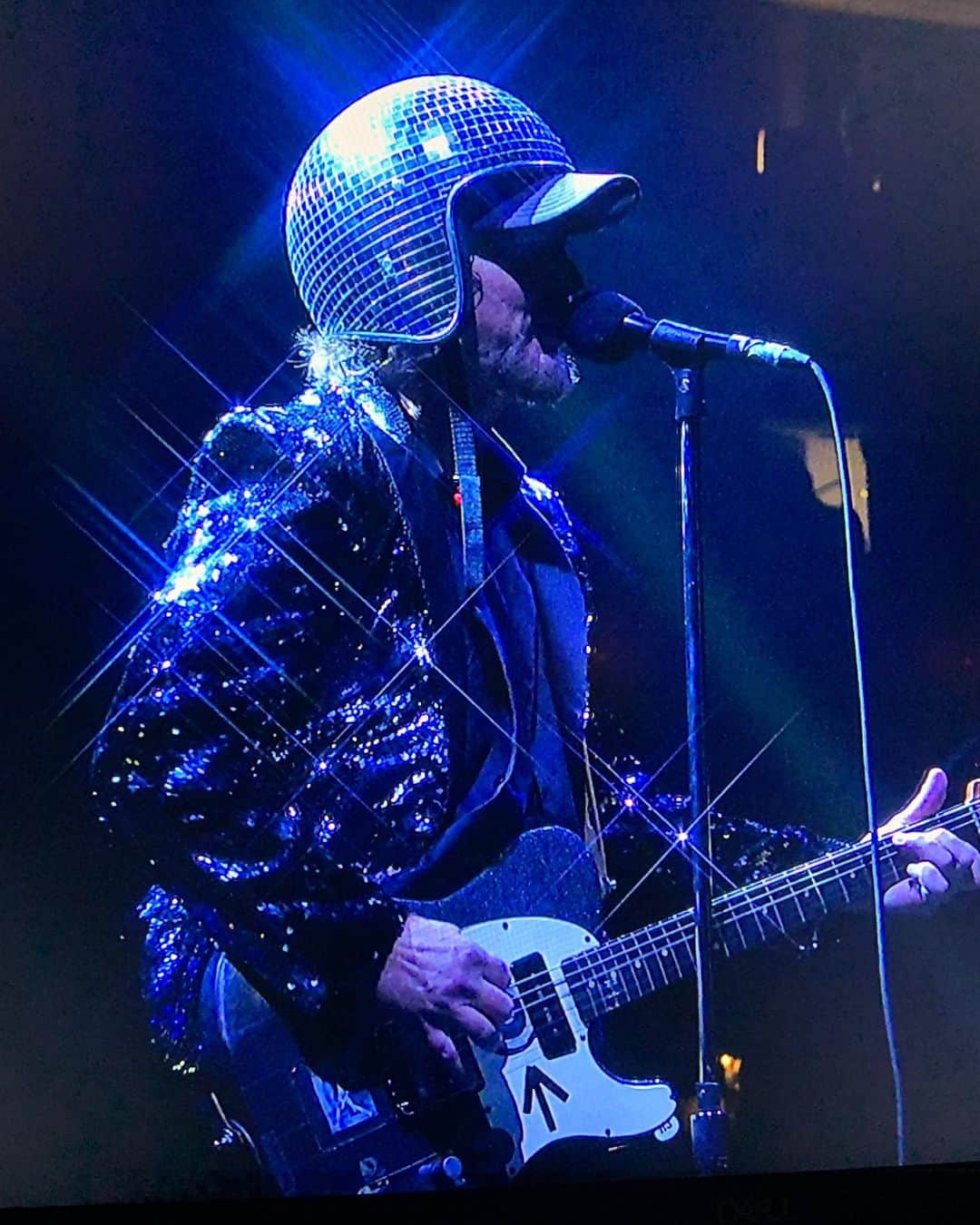 のインスタグラム：「Eddie channeling his inner Mirror Ball last night. 🪩  See you tomorrow for round 2, Fort Worth!」