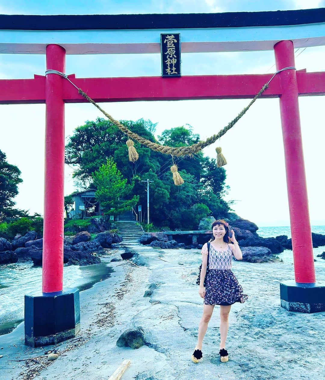 DJ MIYAさんのインスタグラム写真 - (DJ MIYAInstagram)「やっほ🌈先週の鹿児島の旅では２日目に桜島のあとで  鹿児島県鹿屋市の県道68号の海沿いにある神秘的な神社⛩️  『荒平天神』に連れて行ってもらいました♡  すごい不思議スポットでした。  両側に海ががある🌊その真ん中に神社へ行く道がこの時間はありました。干潮の時間だったのかな？  荒平神社へ向かう手前の鳥居には⛩️『菅原神社』と書いてありました。  そしてなんと崖を登った先にこの荒平神社の境内はありました🎀  すごぉぉい♡不思議な写真も撮れちゃったしほんと目に見えないふしぎなパワーが。。。  こんな遠くで貴重なところにお参りできて良かったです❤️ さらにこの神社の御朱印をもらおうとその場所は別な場所にあって元小学校を改造にした施設の中でいただきました♡ ユクサオオスミ海の学校っていうところ🏫  撮影日:7.Sep.2023  #鹿児島県 #鹿児島 #荒平神社 #荒平天神 #菅原神社 #神社 #鹿児島神社 #鹿屋市 #鹿児島観光スポット #鹿屋観光スポット #鹿児島旅行 #大隅半島 #鹿屋観光 #鹿児島観光 #御朱印 #仏閣巡り #タビジョ #九州旅行 #トラベラー #トラベルインフルエンサー #インフルエンサー #インスタグラマー #観光スポット #パワースポット #不思議スポット #海の上の神社  #鹿児島県鹿屋市  #マイトリップMIYA #旅ブロガー  #ユクサおおすみ海の学校」9月15日 3時39分 - dj_miya