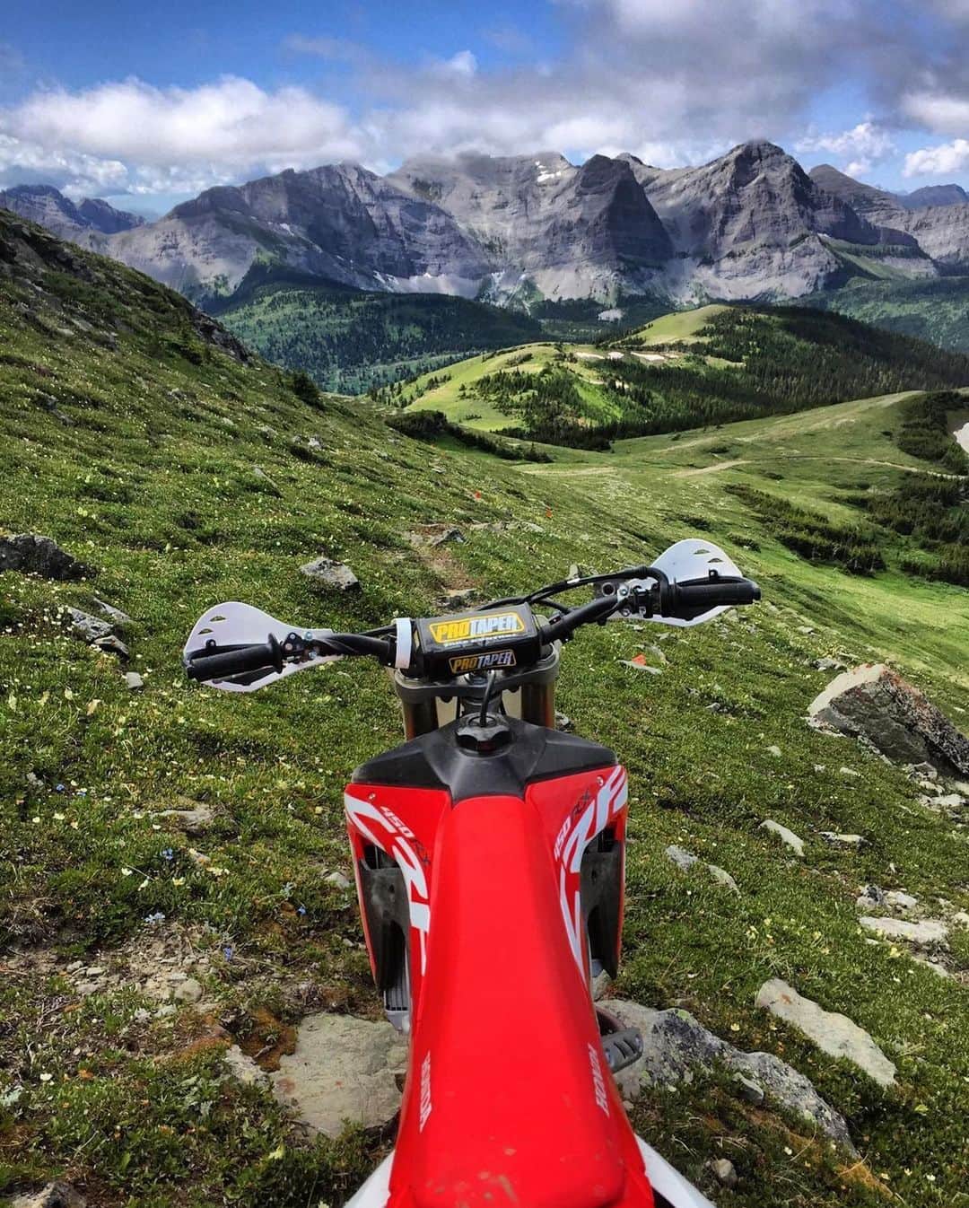 Honda Powersports USさんのインスタグラム写真 - (Honda Powersports USInstagram)「Freedom is a full tank… and a CRF450RX. ⛰️ #BetterOnAHonda - Thank you for sharing, @advriley! 📸」9月15日 3時37分 - honda_powersports_us