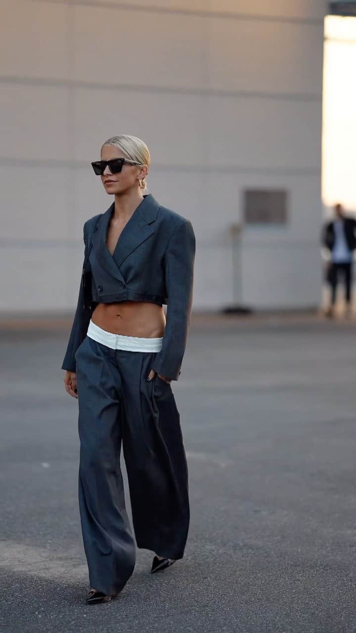 キャロライン・ダウルのインスタグラム：「pants as low as my attention span」