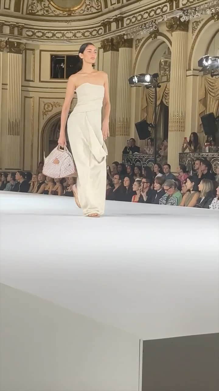 MATCHESFASHION.COMのインスタグラム：「A @nyfw minute! Strut in the shoes of our Head of Womenswear, @liane_wiggins, as she kicks off fashion month. Next up, London 🇬🇧」