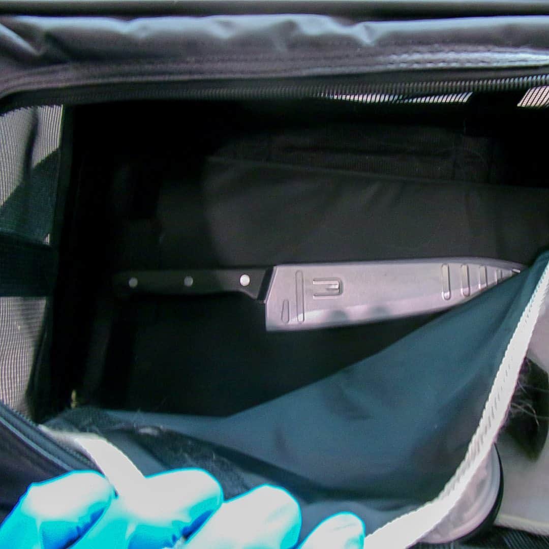 アメリカ運輸保安局のインスタグラム：「This is not a drill…  On Monday 9/11, our officers at IND Airport discovered this 8-inch knife hidden under the Velcro lining of a pet’s carrier. Without cutting out too many details, the passenger simply stated, “I didn’t know it was in there.” Are you looking to stay sharp? You’ll find it’s never a dull idea to pack knives and blades in a checked bag. It’s especially not a cleaver idea to hide any item in an attempt to get through security.  If you’re on edge about how to pack your stuff, find more pointed details through the link in our bio.  #Knife #ChefKnife #ChefsKnife」
