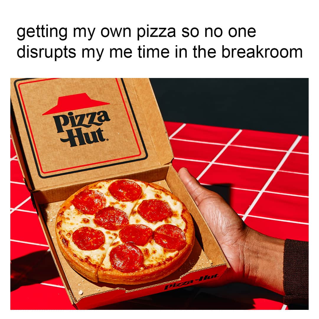 Pizza Hutのインスタグラム：「unbothered, thriving, and living in the moment」