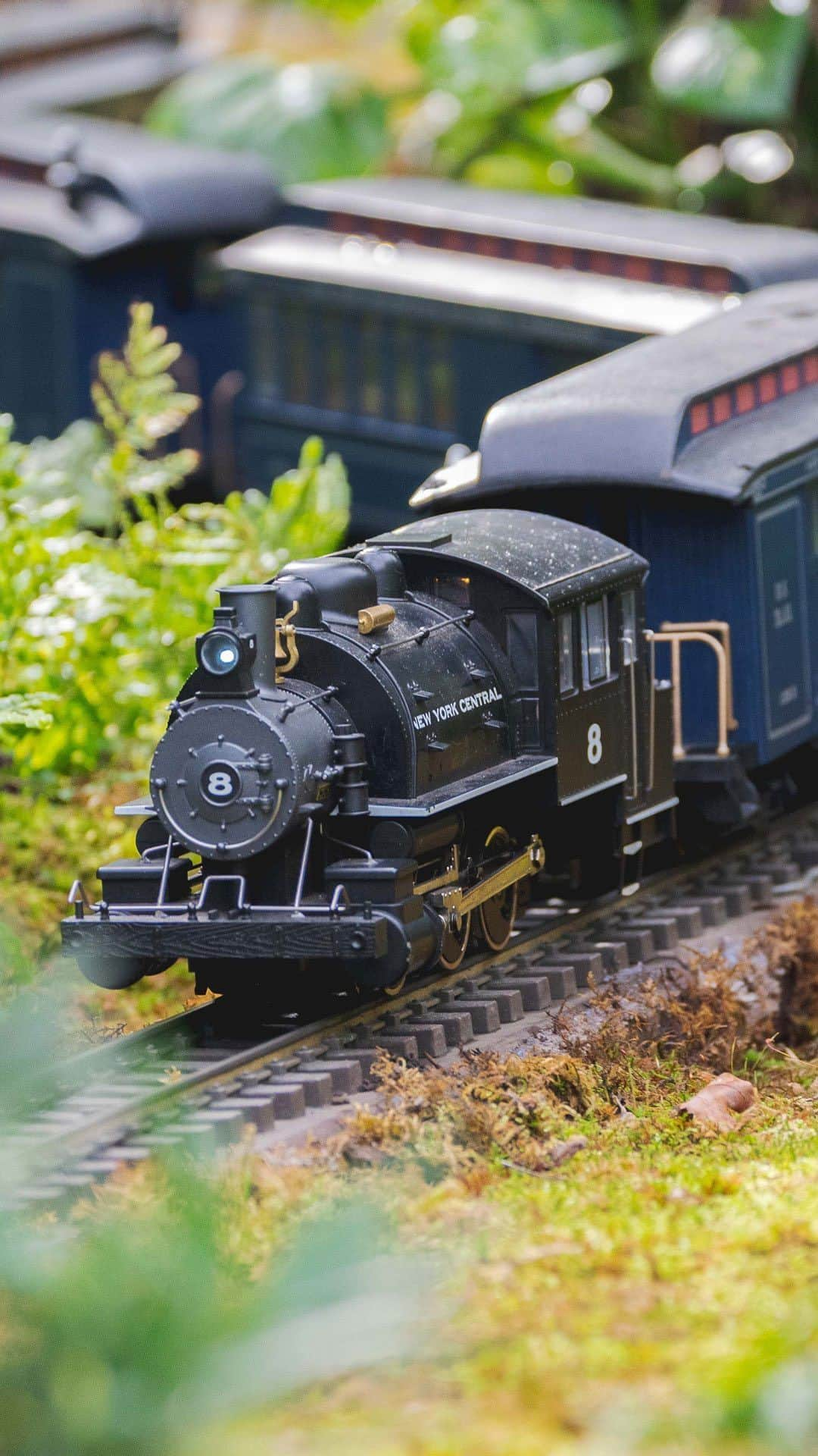 ニューヨーク植物園のインスタグラム：「Holiday Train Show and NYBG GLOW tickets are NOW on sale—and with cool weather just around the corner, don’t wait! 🚂❄️   The Holiday Train Show returns bigger than ever with an ALL NEW outdoor train display!! You can watch trains zip past iconic New York landmarks in the warmth of the Conservatory, or head outside onto the lawn to capture your perfect holiday photos at our outdoor mountainscapes. After dark, join us for NYBG GLOW and discover the beauty of our landscape and historic buildings, illuminated across the grounds. And don’t miss the return of our fan-favorite Bar Car Nights, 21-and-over evenings featuring the Holiday Train Show and curated cocktails.   Visit the link in our bio to get tickets for your preferred dates now—they have been known to sell out!  #HTSNYBG #NYBGglow #BarCarNights」