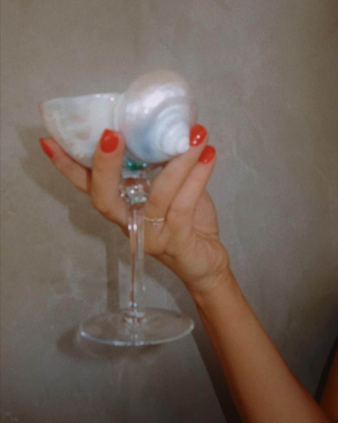 Amber Fillerup Clarkさんのインスタグラム写真 - (Amber Fillerup ClarkInstagram)「Let’s talk about this glassware shell we 😫🐚🤭」9月15日 3時57分 - amberfillerup