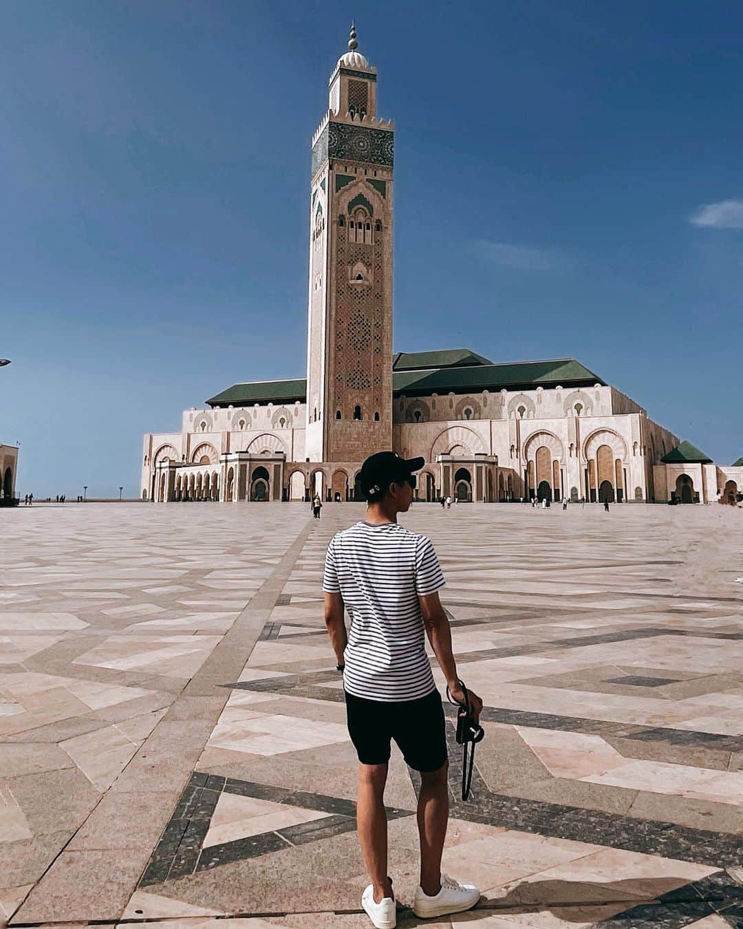 J E R E M Y ジェレミーのインスタグラム：「: The beauty of Morocco is in its chaos, particularly in Casablanca. Absolute Chaos.  . . . . .  #minimalism #撮影練習 #写真好き #photooftheday  #picoftheday#morocco #摩洛哥 #bestoftheday #nofilter #hongkonger #british  #londoner #travelgram #wanderlust #weekendescape #positivevibe #asethetic #visualgang #holiday #rabat #buddytrip #Africa #NorthAfrica #travelblogger #casablanca #casablancamorocco #الدار_البيضاء البيضاء #ⴰⵏⴼⴰ #卡薩布蘭卡 #hassaniimosque」