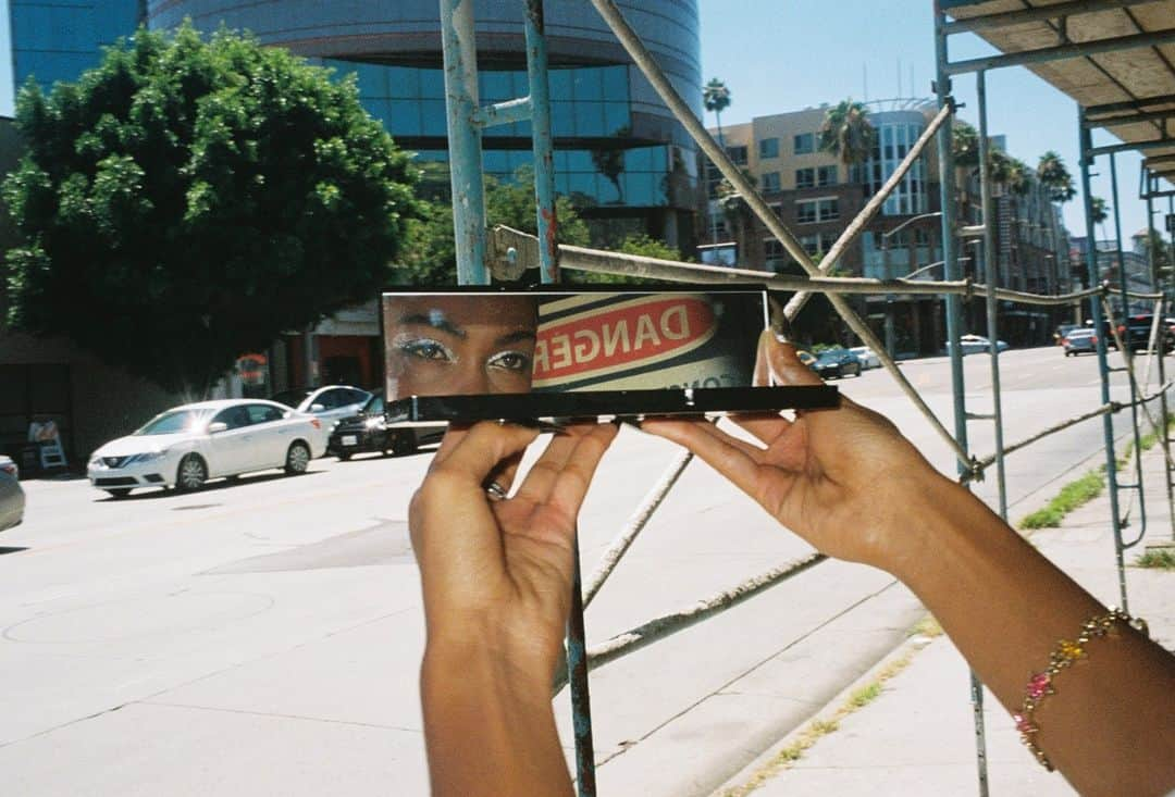 Urban Decay Cosmeticsさんのインスタグラム写真 - (Urban Decay CosmeticsInstagram)「Spotted 🔎 #UDMetalMania in the streets of LA 🚦  Drop your fav rock songs in the comments, I want some inspo ⬇️  Shop NAKED Metal Mania now online and in-store @Sephora & @ultabeauty   #urbandecay #UDMetalMania #silver #chrome #metallic #glitter #ulta #sephora」9月15日 4時00分 - urbandecaycosmetics