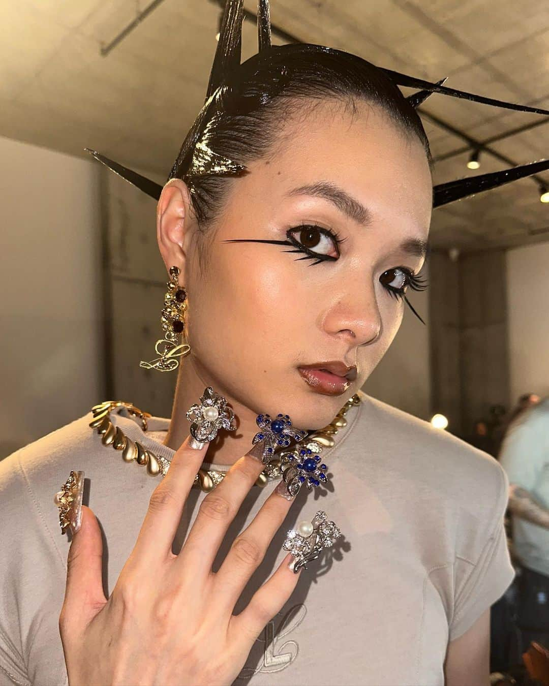 安田直美さんのインスタグラム写真 - (安田直美Instagram)「Went into granny’s jewelry box to create these nails for @luar SS24 show 🖤  It’s been an amazing 10 years working with @raulzepol @luar 🖤 and here’s to many more 🖤  Creative director @raulzepol  Styling @kyleluu  Hair @evaniefrausto  Make up @raoulalejandre  Nails by me using @opi “glowing places “」9月15日 4時00分 - naominailsnyc