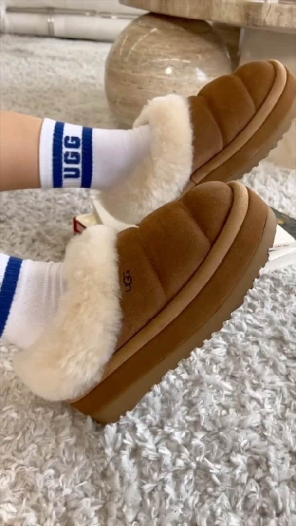 アグのインスタグラム：「Oh would you look at that - the Tazzlita and Dierson Logo Quarter Sock. 👀  #UGG #FeelsLikeUgg #Unboxing」