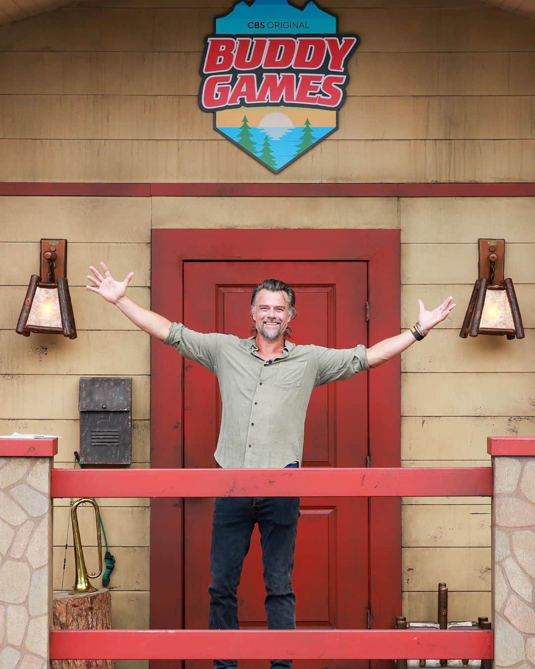 CBSさんのインスタグラム写真 - (CBSInstagram)「Summer time hit the #BB25 house this week with a @buddygamescbs themed Power of Veto competition hosted by none other than @joshduhamel!  Check out the premiere of #BuddyGamesCBS after #BB25 TONIGHT at 9/8c」9月15日 4時02分 - cbstv