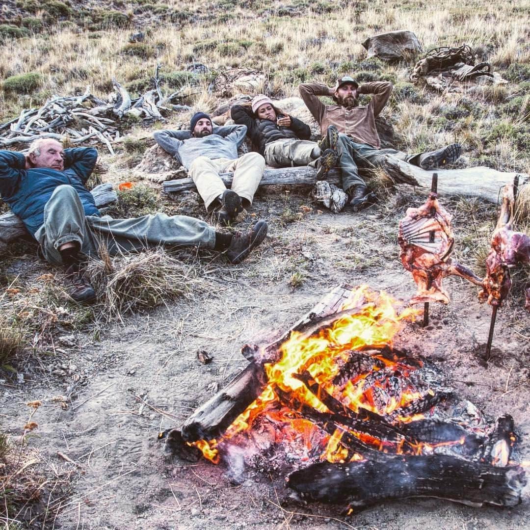 ジミー・チンのインスタグラム：「Yvon Chouinard, @jeffjohnson_beyondandback, Makohe and @keithmalloy_thetorpedopeople watching an early episode of Chef's Table on Caveman TV.」