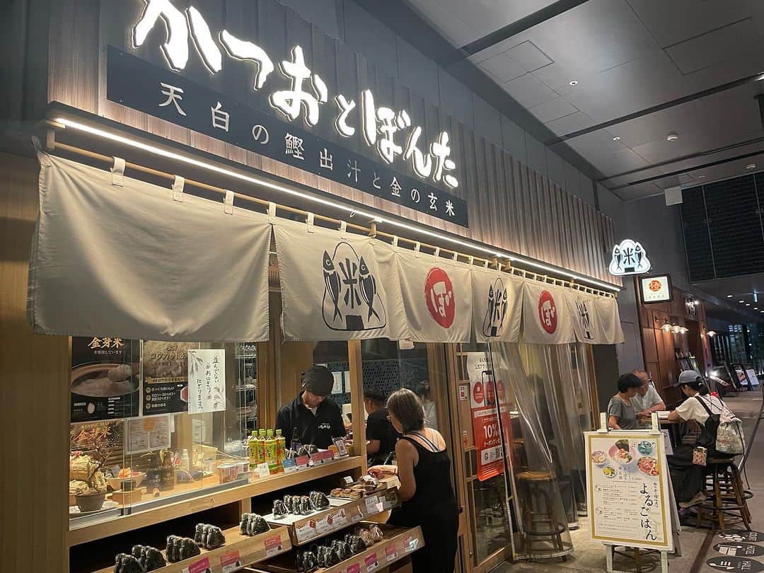 木村好珠さんのインスタグラム写真 - (木村好珠Instagram)「渋谷に行く用事があったので、仕事の合間にサクッとたべれるおにぎり購入。渋谷ストリームの中のこのお店。 白米は金芽米というのをつかっているのがこだわり！高い栄養価を残したまま、糖質オフとカロリーオフらしい🥰 これは炭水化物好きなダイエッターには嬉しい限り♡  具材もすごい種類豊富⭐️ 私はウニクラゲ、すじこ、煮あなごの3つチョイス。たっぷり溢れんばかりに入ってて大満足でした♡季節限定とかもあるので、いつ行っても新しい味を楽しめるのは嬉しい！夜は定食もあるみたいだから今度行ってみよう。 #かつおとぼんた #PR #渋谷グルメ  #渋谷ストリーム」9月15日 4時14分 - konomikimura