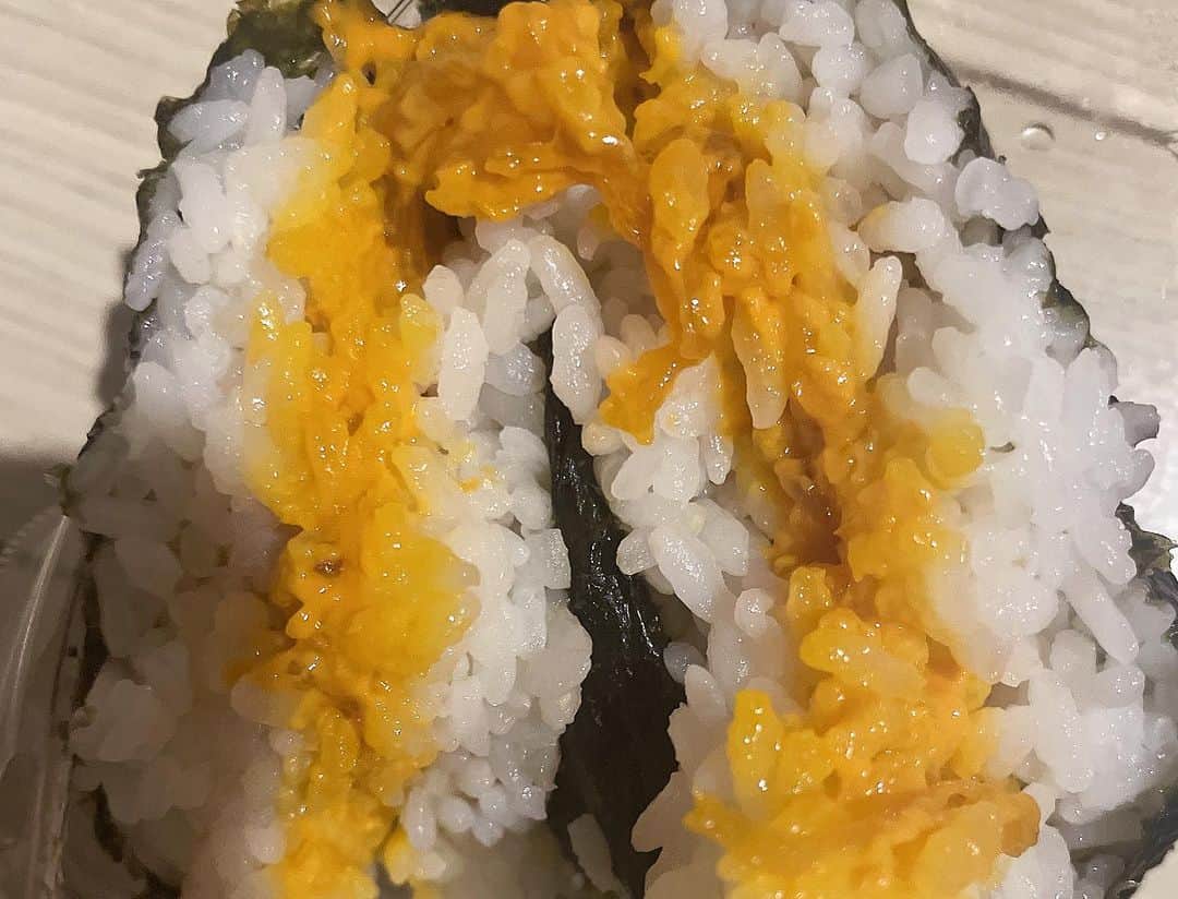 木村好珠さんのインスタグラム写真 - (木村好珠Instagram)「渋谷に行く用事があったので、仕事の合間にサクッとたべれるおにぎり購入。渋谷ストリームの中のこのお店。 白米は金芽米というのをつかっているのがこだわり！高い栄養価を残したまま、糖質オフとカロリーオフらしい🥰 これは炭水化物好きなダイエッターには嬉しい限り♡  具材もすごい種類豊富⭐️ 私はウニクラゲ、すじこ、煮あなごの3つチョイス。たっぷり溢れんばかりに入ってて大満足でした♡季節限定とかもあるので、いつ行っても新しい味を楽しめるのは嬉しい！夜は定食もあるみたいだから今度行ってみよう。 #かつおとぼんた #PR #渋谷グルメ  #渋谷ストリーム」9月15日 4時14分 - konomikimura