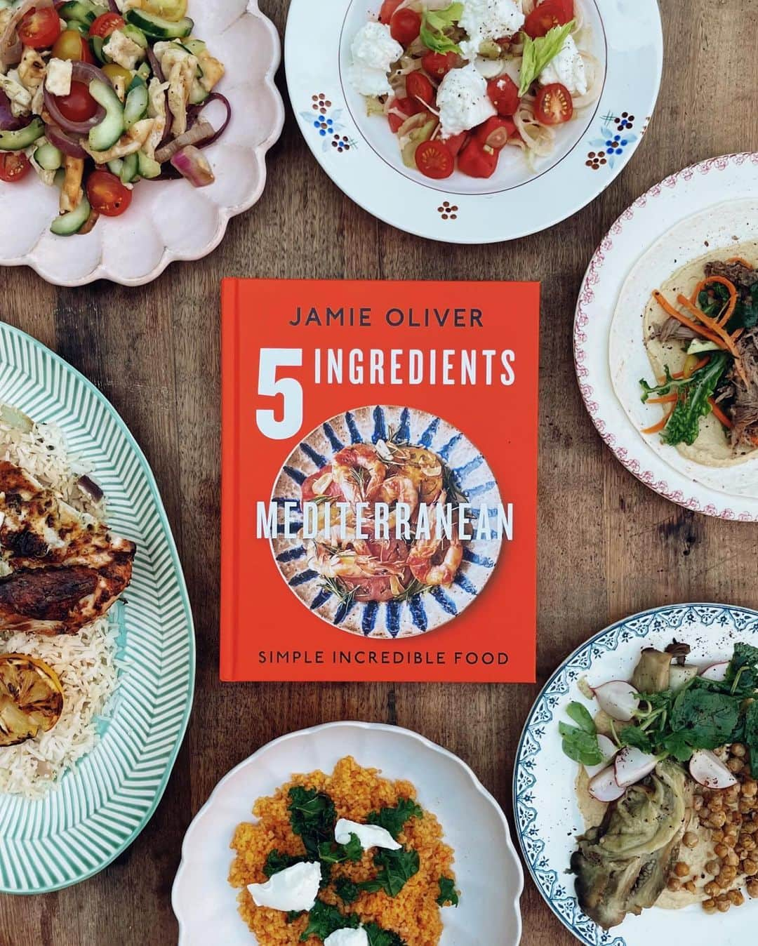 ジェイミー・オリヴァーのインスタグラム：「Hope you're loving all the dishes in #5IngredientsMed as much as I do ! I've made a special little section on my website dedicated to all things 5 Ingredients Mediterranean. You can find recipes and videos and all sorts on there ! You can find the link in my bio along with a link to order the book, make sure to tune into #JamieCooksTheMed on Sunday night at 8pm on @channel4 too x x  #5IngredientsMed #AD」