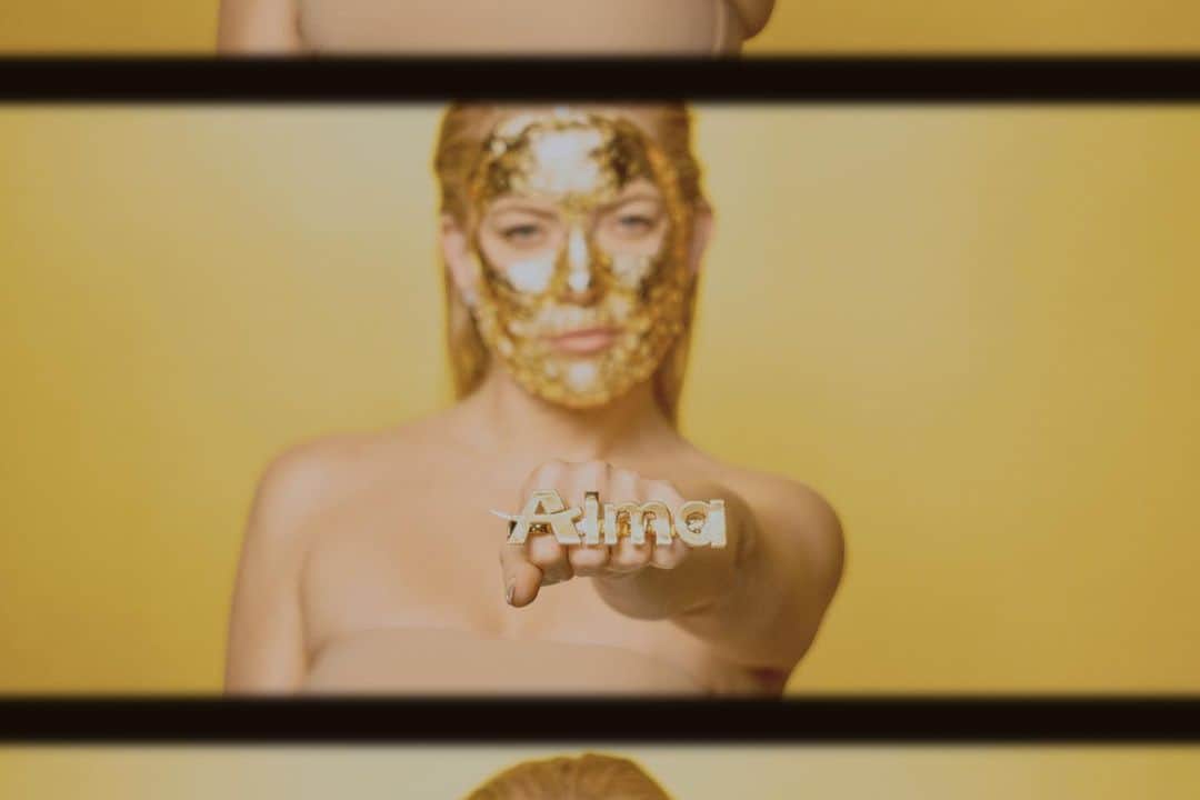 ケイト・ハドソンのインスタグラム：「I’m happy to announce my partnership with ALMA, I’ve been using their lasers for over 10 years, and love the results! I only ever partner with brands that I truly love and can honestly recommend. Alma lasers have been a part of my beauty routine with @nursejamiela forever. Painless and effective ☀️ @alma.lasers.international @almalasers_northamerica #almapartner」